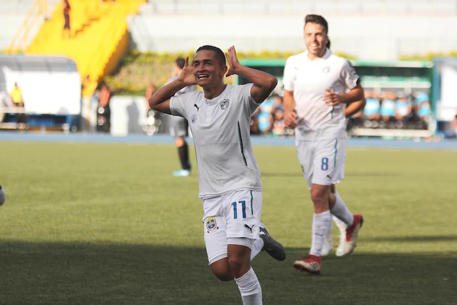 Así festeja Marvin Ceballos el golazo de Comunicaciones ante Isidro Metapán. (Foto: Fredy Hernández/Soy502)