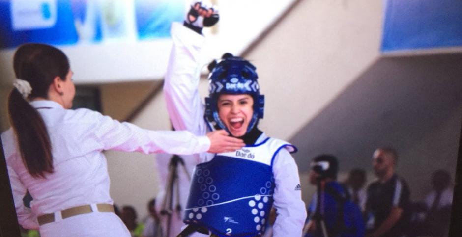 Elizabeth Zamora se colgó la presea de plata al caer vencida en la final de Taekwondo. (Foto: COG)