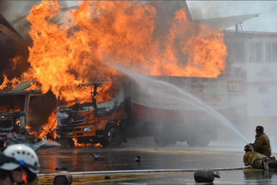 Los bomberos fueron los primeros en llegar al lugar del siniestro. (Foto: Rudy Martínez/Soy502)