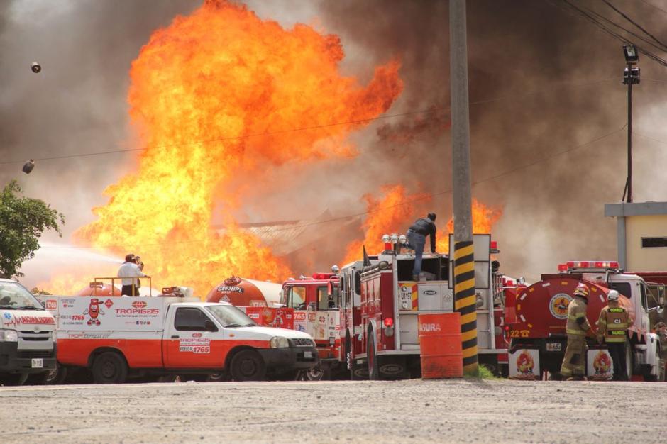 La cámara de un bombero grabó el grave incendio en la planta de gas. (Foto: Fredy Hernández/Soy502)