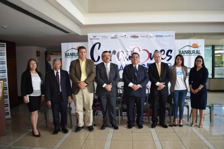 Se realiz&oacute; la entrega oficial de los Q902,453.27 recaudados para la construcci&oacute;n de viviendas. (Foto: cortes&iacute;a Banrural)