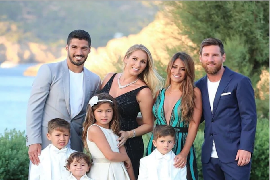 La familia de Lionel Messi se hizo una foto con la familia de Luis Su&aacute;rez en la boda de Cesc F&aacute;bregas. (Imagen: captura de pantalla)
