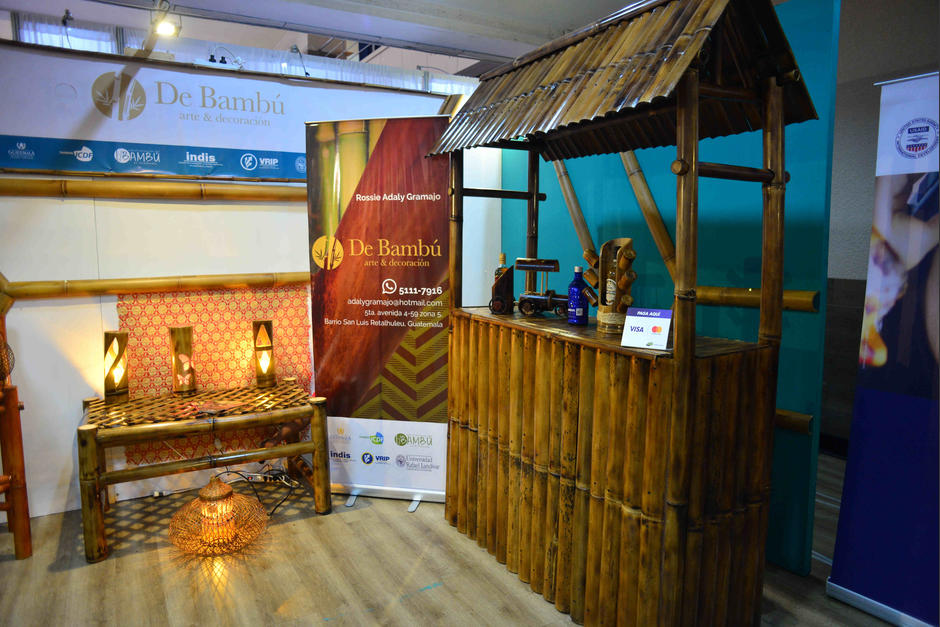 Mesas de centro, l&aacute;mparas, portabotellas y hasta bares son parte de las creaciones de Adaly Gramajo. (Foto: Jes&uacute;s Alfonso/Soy502)