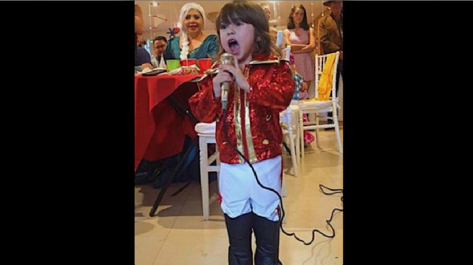 Ni&ntilde;a de 3 a&ntilde;os luce con orgullo su disfraz de Luis Miguel. (Foto: captura de pantalla)&nbsp;