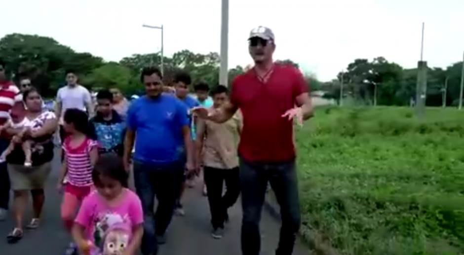 Ricardo Arjona empezó los trabajos de construcción de casas para los damnificados del Volcán de Fuego. (Foto: captura de pantalla)&nbsp;