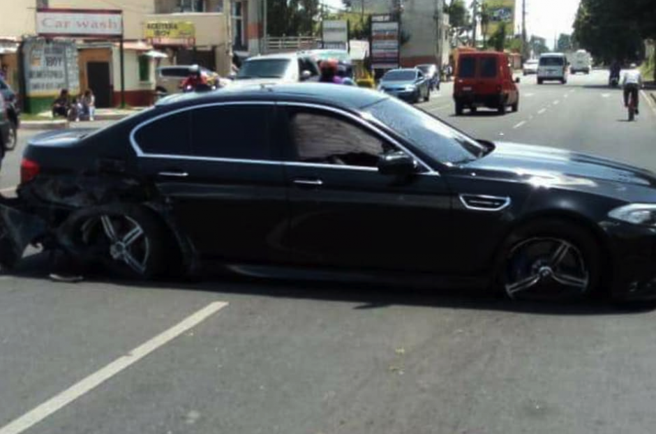 El carro volcó y derribó un poste. (Foto: QueHuboPinula)&nbsp;