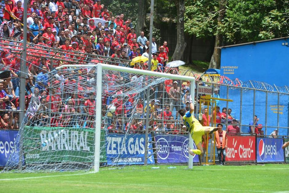 Álvaro García luce vencido por el cabezazo de Gerson Tinoco. (Foto: Jesús Alfonso/Soy502)
