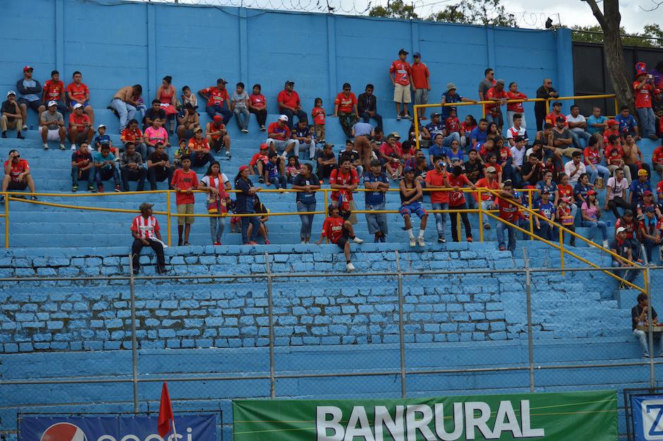 El espacio donde se ubica la porra de Municipal lució vacío. (Foto: Rudy Martínez/Soy502)