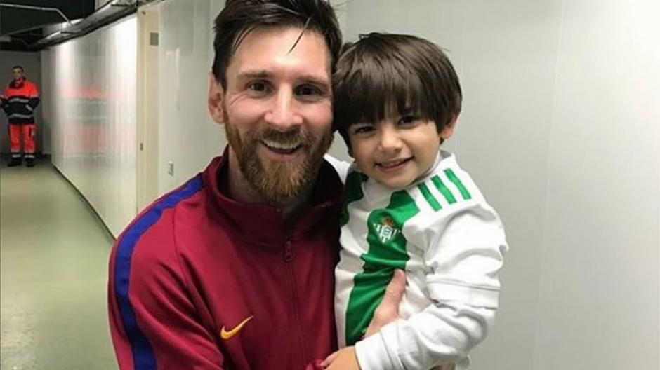 La fotografía que el hijo de Andrés Guardado presumirá toda la vida. (Foto: Instagram)