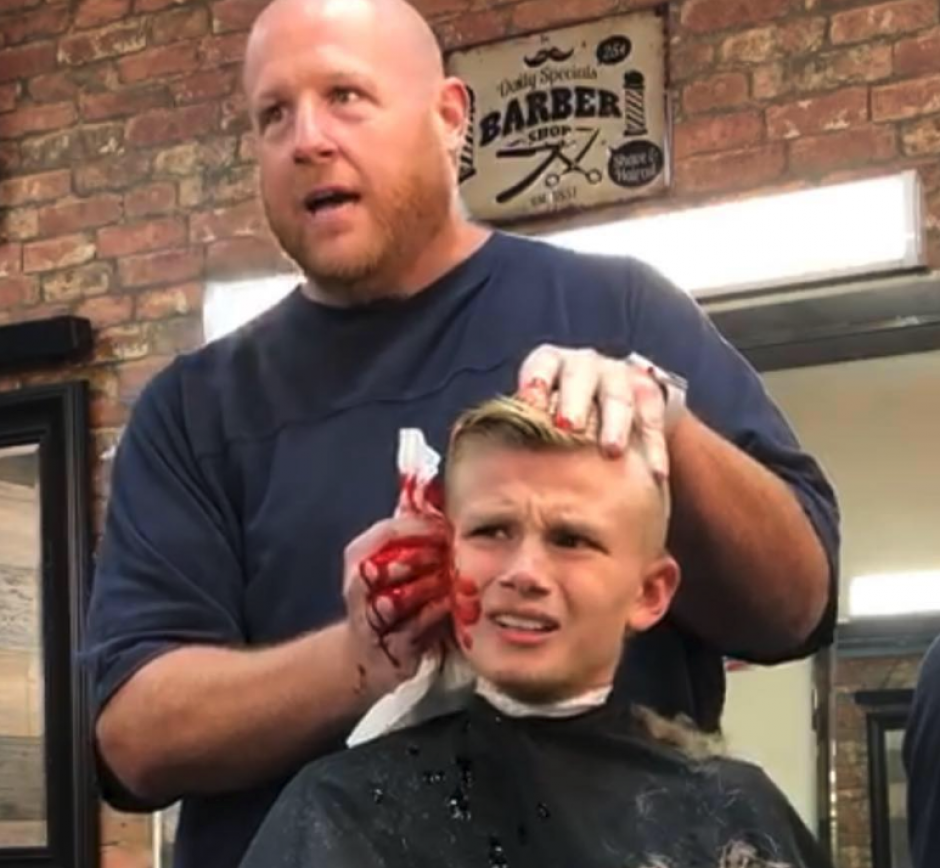 El barbero simul&oacute; que hab&iacute;a cortado la oreja de su cliente. (Foto: Facebook)