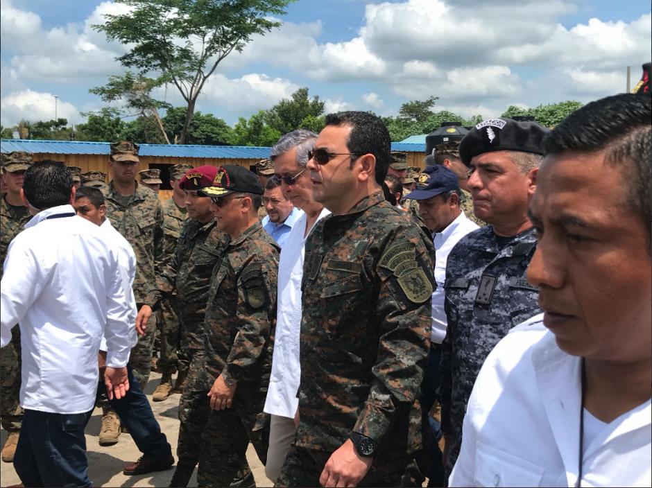El mandatario visti&oacute; el uniforme militar durante la visita a Escuintla. (Foto: Ej&eacute;rcito de Guatemala)