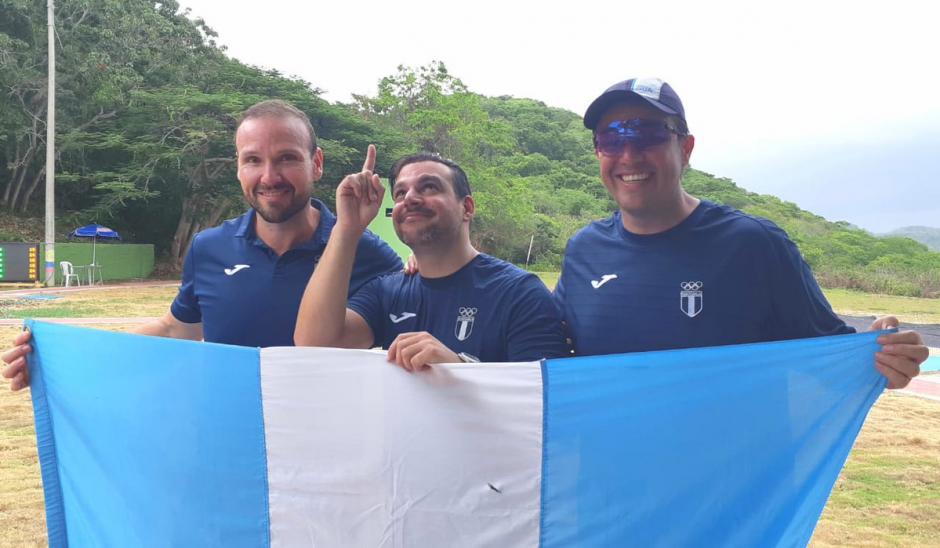 Enrique Brol, Hebert Brol y Pablo Duarte en el doble foso del tiro con armas de caza le dan la medalla de oro número 16 a Guatemala&nbsp; en los Centroamericanos y del Caribe Barranquilla 2018. (Foto: COG)