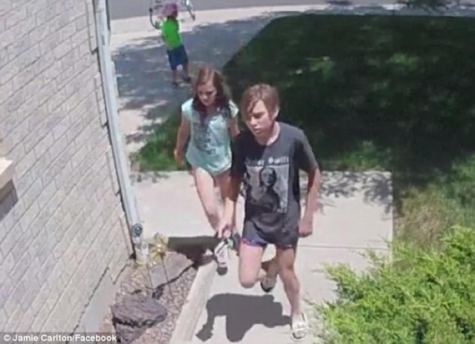 Ni&ntilde;os devuelven una billetera con dinero a su due&ntilde;o. (Foto: captura de pantalla)&nbsp;