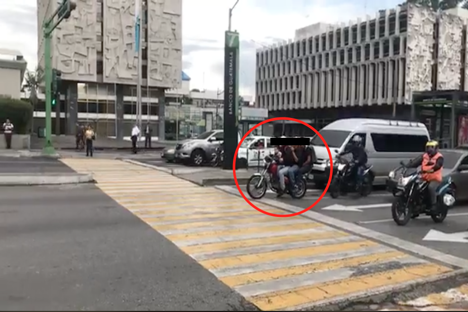 El piloto de la motocicleta fue multado por transportarse cuatro personas sobre el vehículo. (Imagen: captura de pantalla)