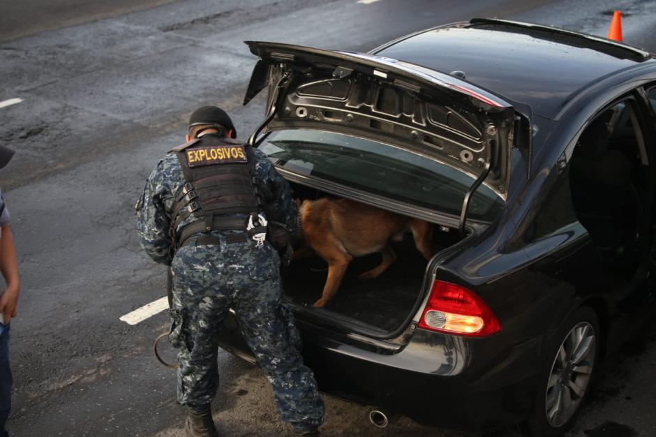 La PNC busca ilícitos en vehículos en la ruta al Pacífico. (Foto: Mingob)&nbsp;