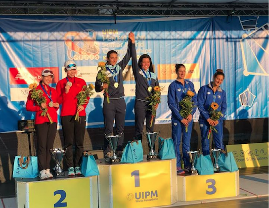 Las guatemaltecas SophÍa Hernández y Sofía Cabrera en lo más alto del podio de la Copa de Mundo Júnior de Pentatlón Moderno. (Foto: Soy502)