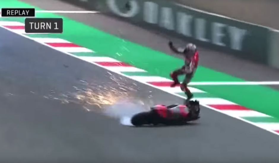 Michele Pirro vol&oacute; por los aires luego de perder el control de su motocicleta. (Foto: captura de pantalla)