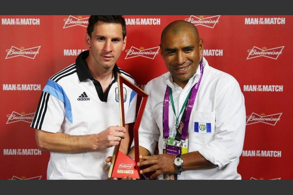 Juan Carlos Plata estuvo en el Mundial Brasil 2014 y entrego el premio al mejor jugador del partido a Lionel Messi. (Foto: Archivo/Soy502