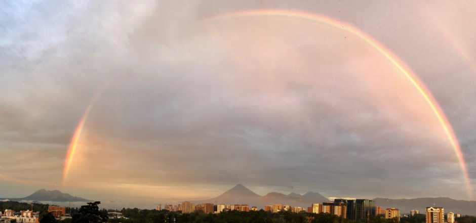 El fotógrafo Luis Figueroa compartió en su Twitter esta impresionante imagen del arcoíris. (Foto: captura Twitter)