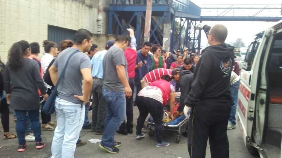 Seis mujeres resultaron heridas tras ser atropelladas por un pickup en la ruta al Pac&iacute;fico. (Foto: Bomberos Voluntarios)