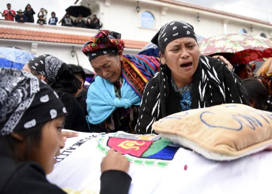 Lidia Gonz&aacute;lez en primer plano, llora a su hija momentos antes de que fuera inhumada en su natal San Juan Ostuncalco. (Foto: Johan Ordo&ntilde;ez/AFP)