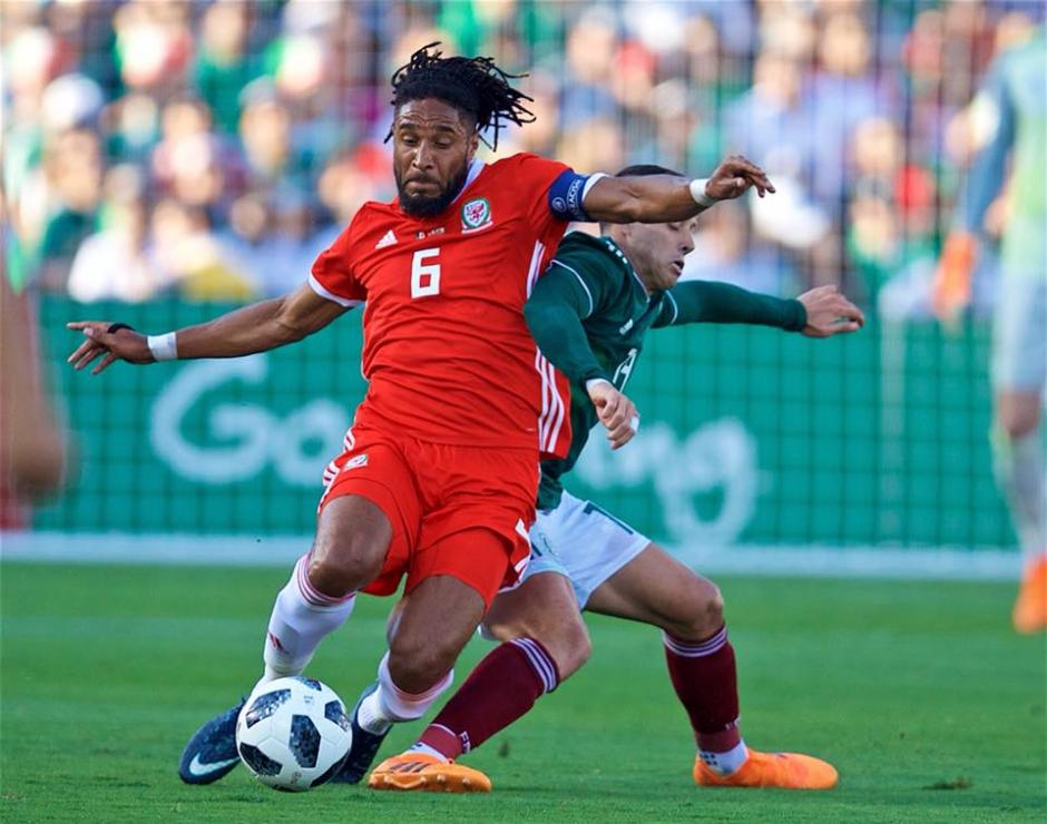 México y Gales protagonizaron un partido amistoso en el que el capitán del Gales tuvo un choque con el "Chicharito" Hernández. (Foto: Facebook Ashley Williams)&nbsp;