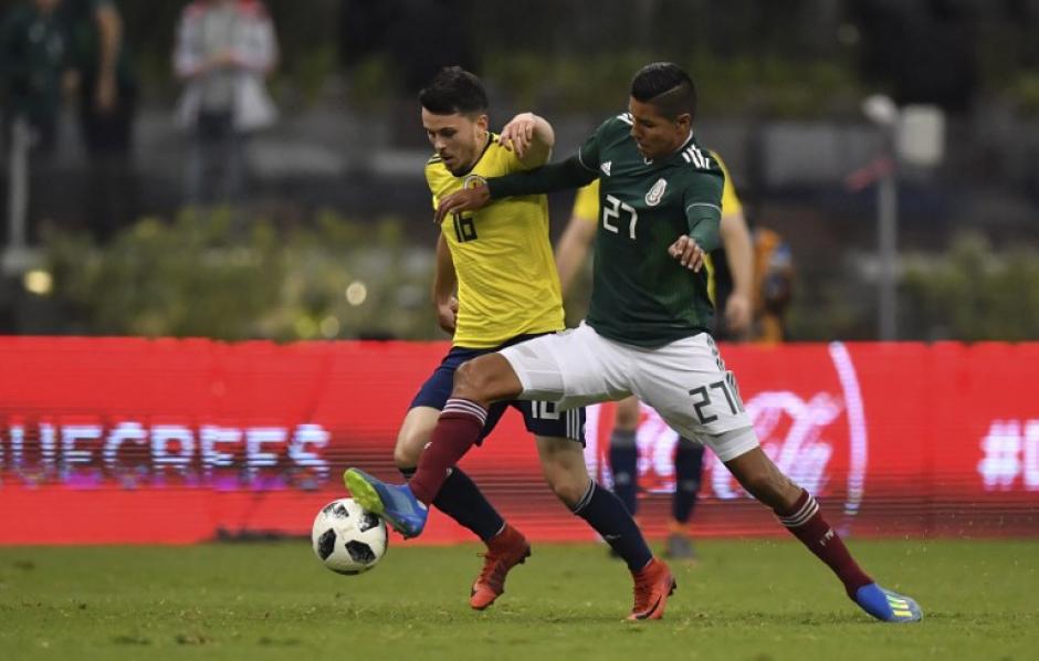 El defensor mexicano Hugo Ayala disputa el balón ante un contrario escocés. (Foto: AFP)
