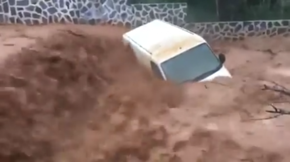 Este veh&iacute;culo qued&oacute; atrapado en la correntada. El incidente ocurri&oacute; en Espa&ntilde;a. (Foto: captura de pantalla)&nbsp;