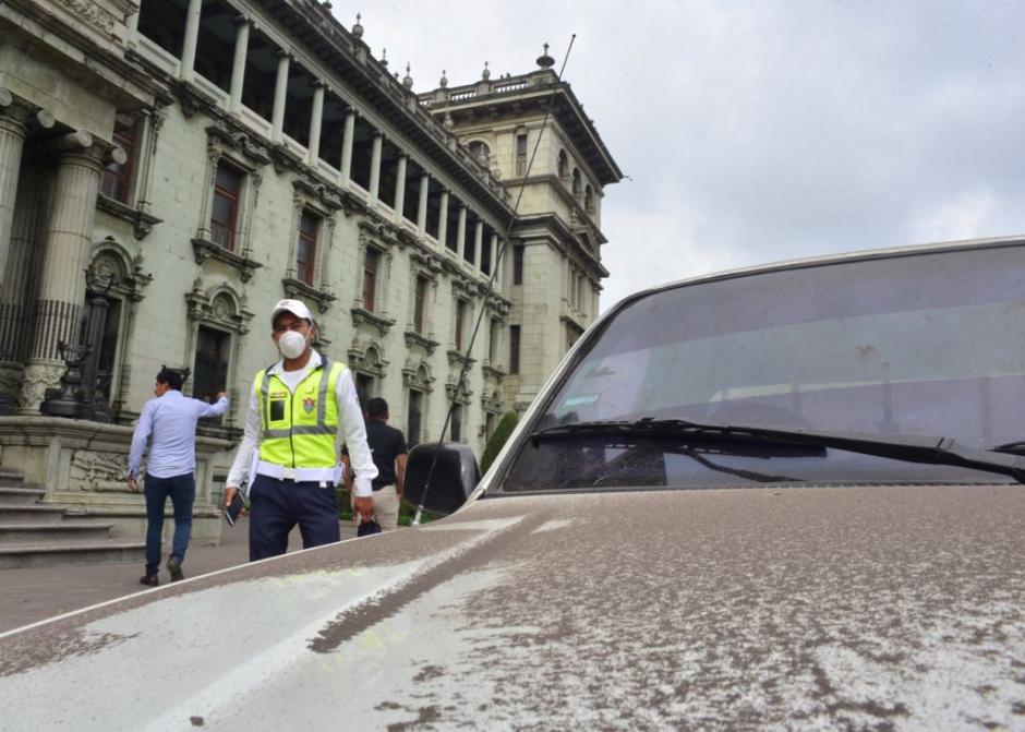 La ceniza cayó en al menos 3 departamentos del país. (Foto: Jesús Alfonso/Soy502)
