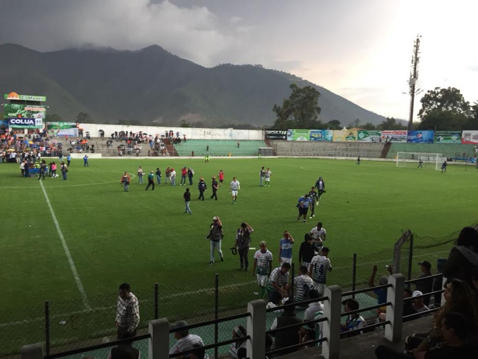 Tarde gris en el estadio Pensativo por un extra&ntilde;o fen&oacute;meno, mientras se disputaba la final de la Segunda Divisi&oacute;n. (Foto: Fredy Hern&aacute;ndez/Soy502)