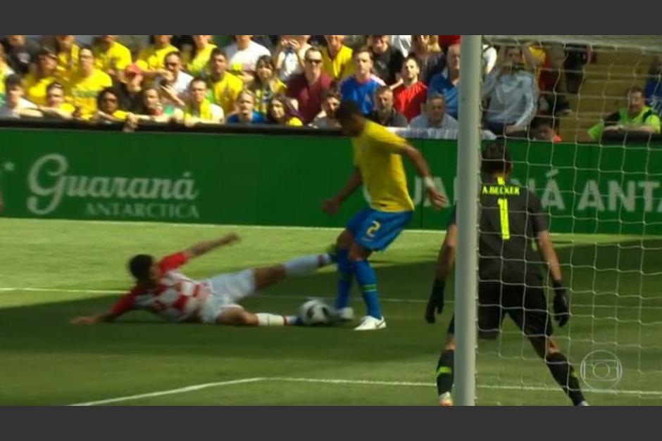Kramaric pudo lesionar a Thiago Silva con est&aacute; acci&oacute;n en Anfield. (Foto: Captura de video)