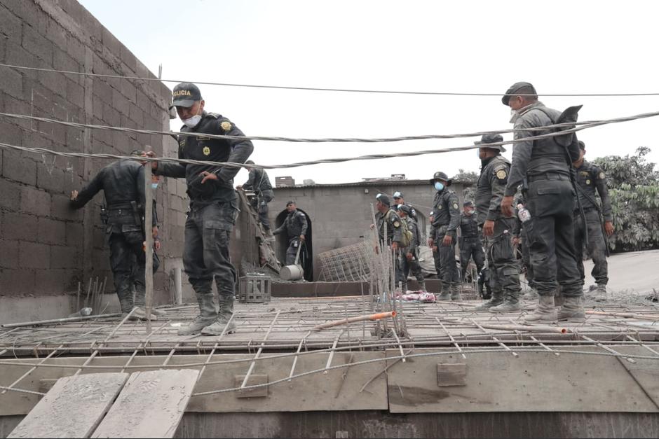 En redes sociales circula el emotivo video del rescate de una bebé. (Foto: Alejandro Balán/Soy502)