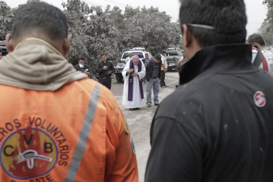 El Obispo de Escuintla, V&iacute;ctor Hugo Palma, bendice a &nbsp;los rescatistas y a los cad&aacute;veres. (Foto: Alejandro Balan/Soy502)&nbsp;