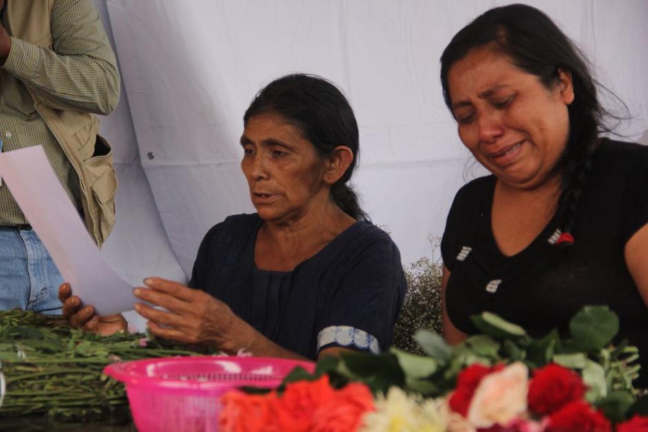 Sobrevivientes de la tragedia dan su &uacute;ltimo adi&oacute;s a sus familiares. (Foto: Fredy Hern&aacute;ndez/Soy502)