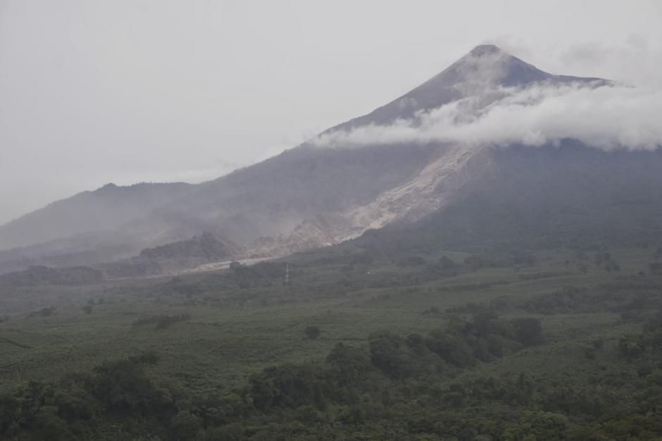 De forma urgente se evacuó a socorristas, policías y periodistas de la zona. (Foto: Wilder López/Soy502)&nbsp;