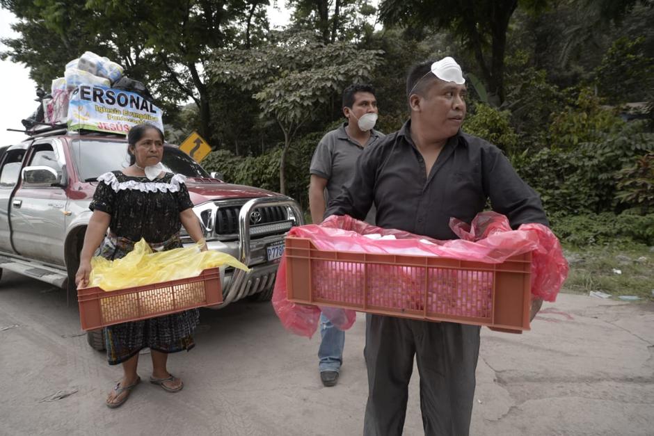 Miembros de la iglesia "Jes&uacute;s te ama" han entregado raciones de comida a damnificados y voluntarios. (Foto: Wilder L&oacute;pez/ Soy502)