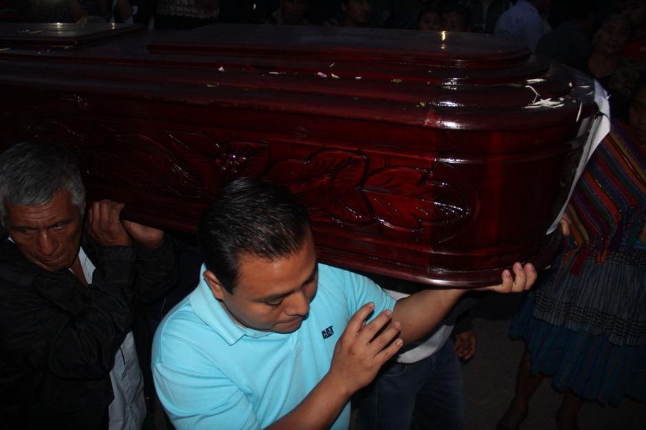 El INACIF confirma que se eleva a 69 el n&uacute;mero de muertos por la erupci&oacute;n del volc&aacute;n de Fuego. (Foto: Fredy Hern&aacute;ndez/Soy502)