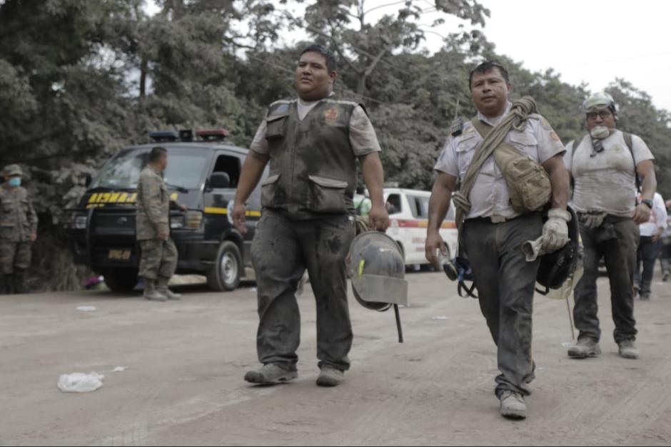 Los Bomberos Voluntarios quedaron atrapados en la nube de residuos pirocl&aacute;sticos. (Foto: Alejandro Bal&aacute;n/Soy502)