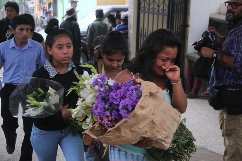 Los vecinos empezaron a identificar los restos de los cuerpos fallecidos. (Foto: Fredy Hernández/Soy502)