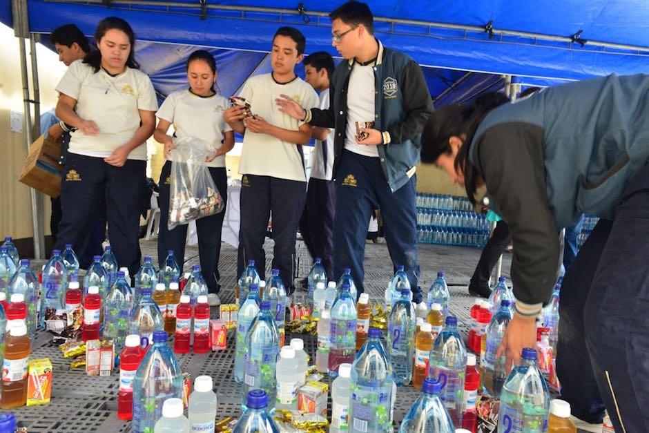 Un grupo de 100 colaboradores elabor&oacute; kits de emergencia para rescatistas y damnificados por la erupci&oacute;n. (Foto: Jes&uacute;s Alfonso/Soy502)