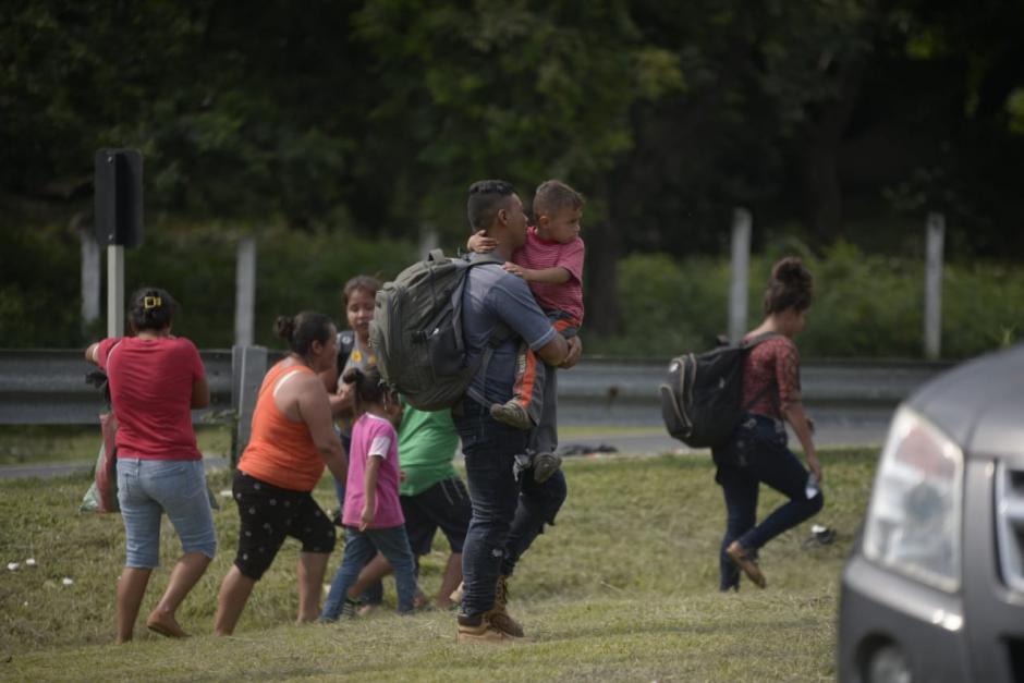 Familias salen de sus viviendas para evitar una tragedia por la actividad del volcán de Fuego. (Foto: Wilder López/Soy502)
