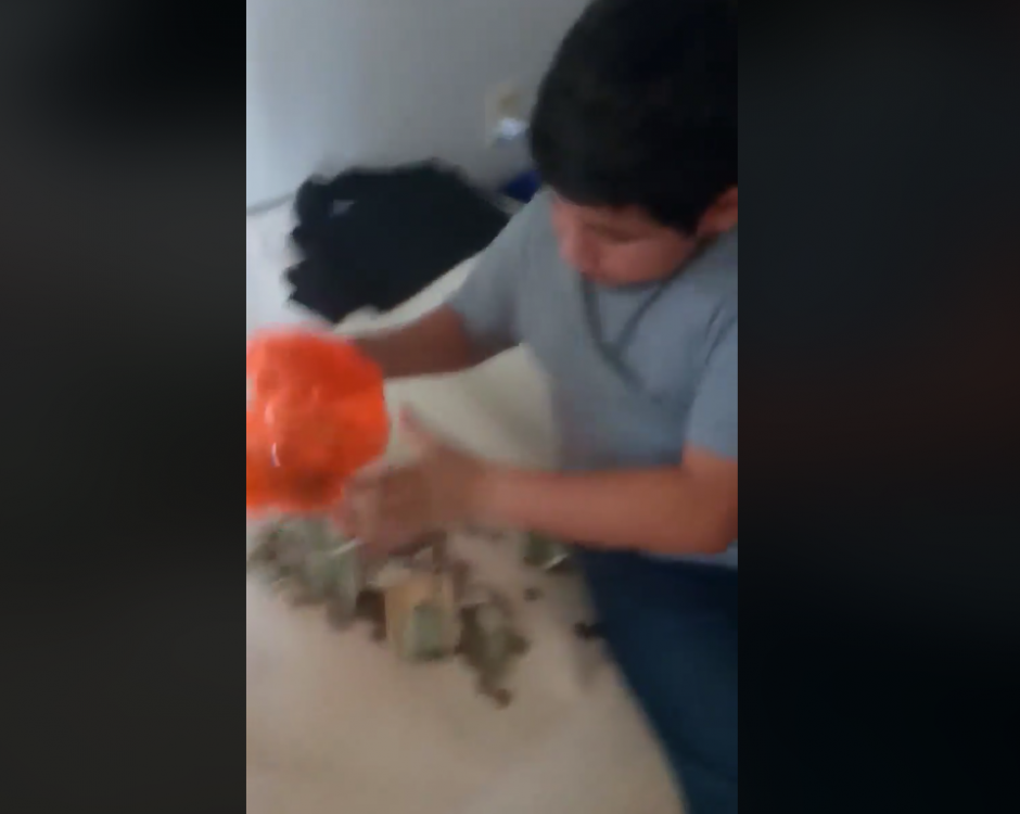 El emotivo video de dos ni&ntilde;os que sacaron los ahorros de sus alcanc&iacute;as para enviarlo a los damnificados por la erupci&oacute;n del volc&aacute;n. (Foto: Captura de video)