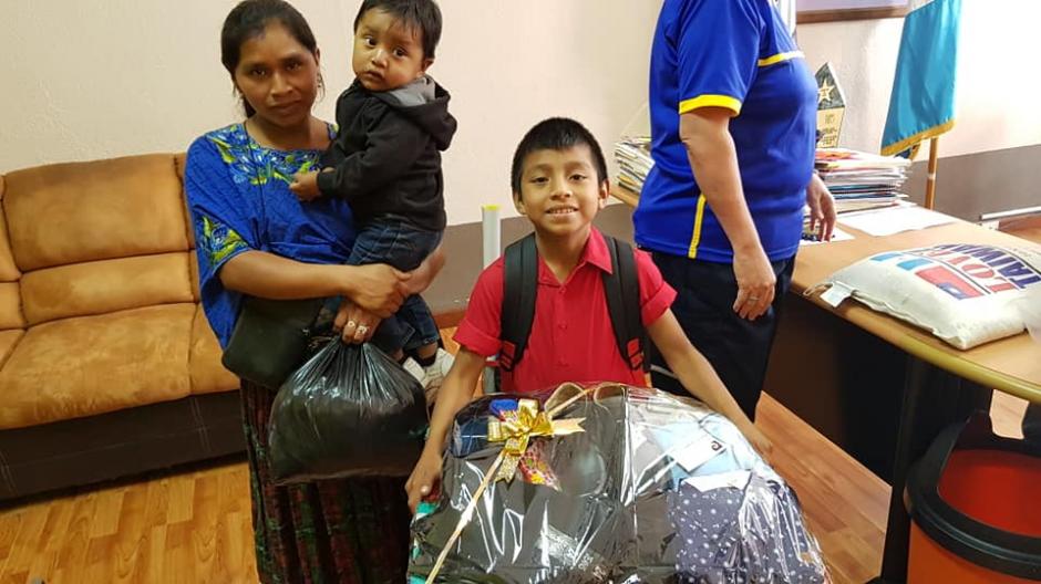 El pequeño vendedor de dulces recibió una beca de estudios. (Foto: Muni Carchá)
