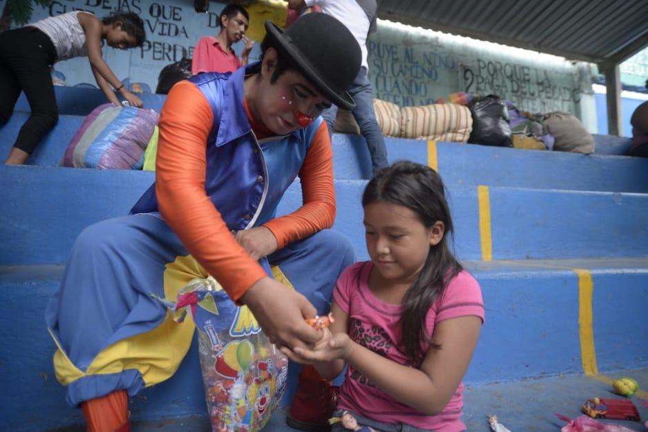 Desde Retalhuleu, este payaso lleg&oacute; a Escuintla para entretener a los ni&ntilde;os afectados. (Foto: Wilder L&oacute;pez/Soy502)