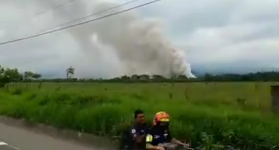 Rescatistas, periodistas y polic&iacute;as tuvieron que salir de la zona cero por segunda vez en el d&iacute;a. (Foto: captura video)&nbsp;