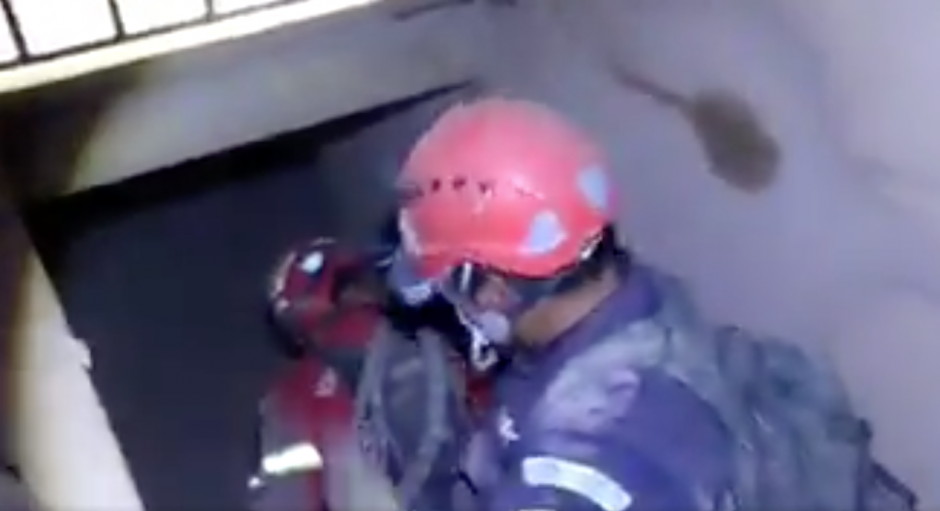 Los bomberos empezaron la búsqueda en las casas devastadas. (Foto: Bomberos Municipales)