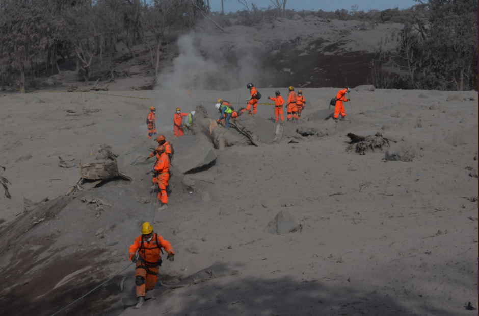 Los Bomberos Voluntarios ingresaron a la zona cero y se encuentran delimitando lugares de b&uacute;squeda. (Foto: captura de Twitter)&nbsp;