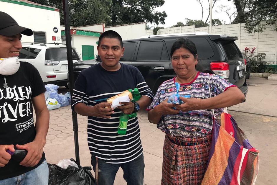 La señora se acercó a un centro de acopio y regaló botas a dos bomberos. (Foto: Twitter/ElenaYec)