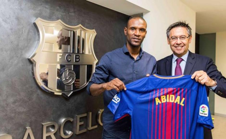 Eric Abidal junto a Bartomeu, presidente del Barcelona. (Foto: AFP)