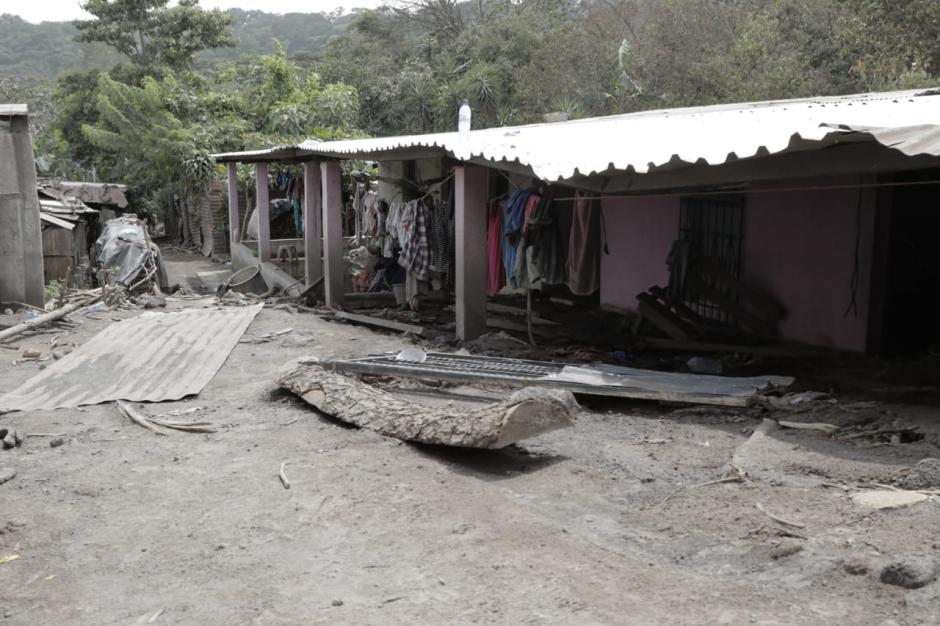 Estos son los momentos de angustia y desesperación que vivió una familia durante la erupción del Volcán de Fuego. (Foto: Alejandro Balán/Soy502)
